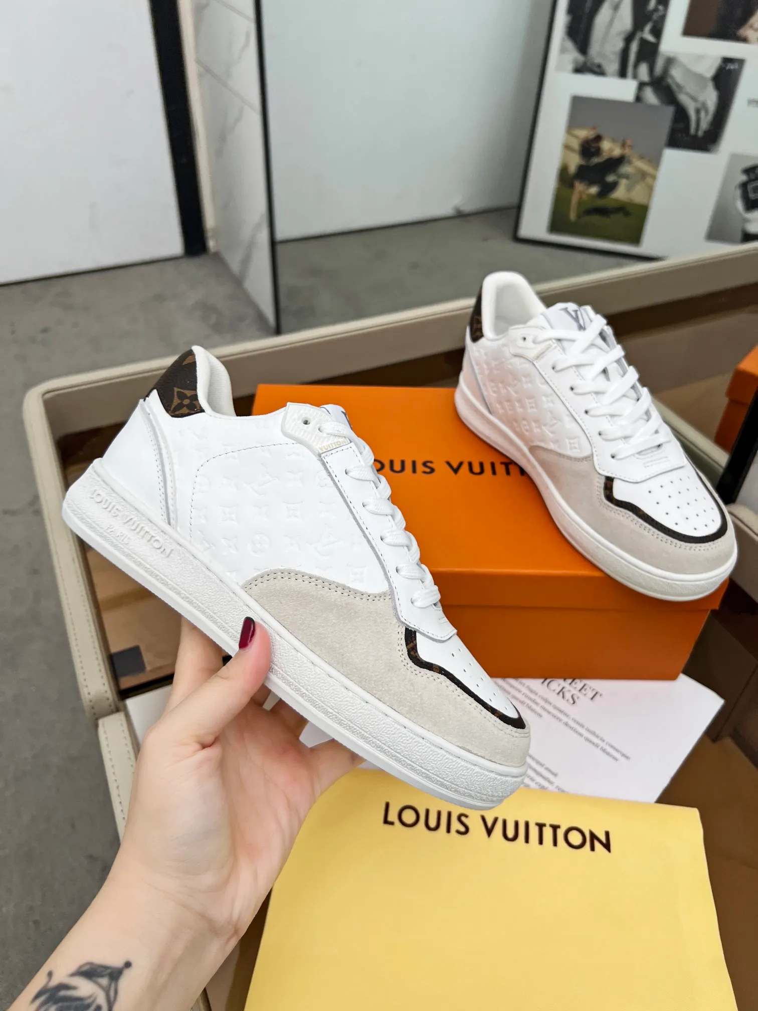 👟👟Ex-factory price 580👟👟 The new designs and colors on the v official website are updated simultaneously. This LV Stadium sneaker uses faded effect Monogram denim to perform a retro design, and is elegantly trimmed with plain leather and suede cow leather. LV lettering on the tongue and Louis Vuitton Paris embossed logo on the rubber outsole confirm the brand's identity. Code number: 36#-42# (35# 42# can be customized)